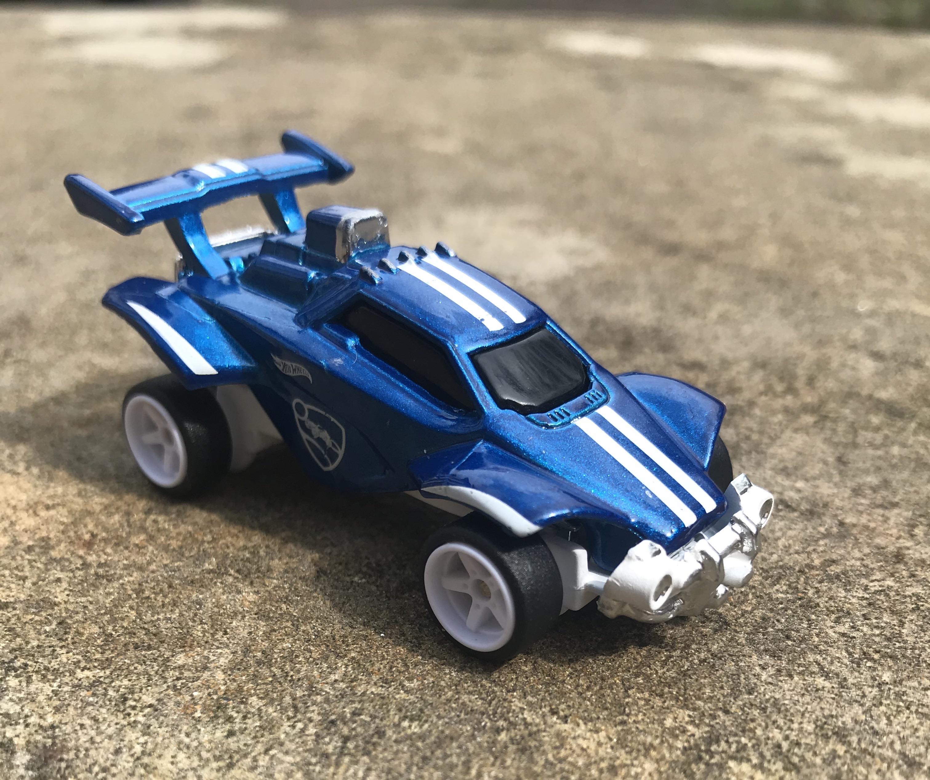Free Rocket League Battle Bus (Titanium White)